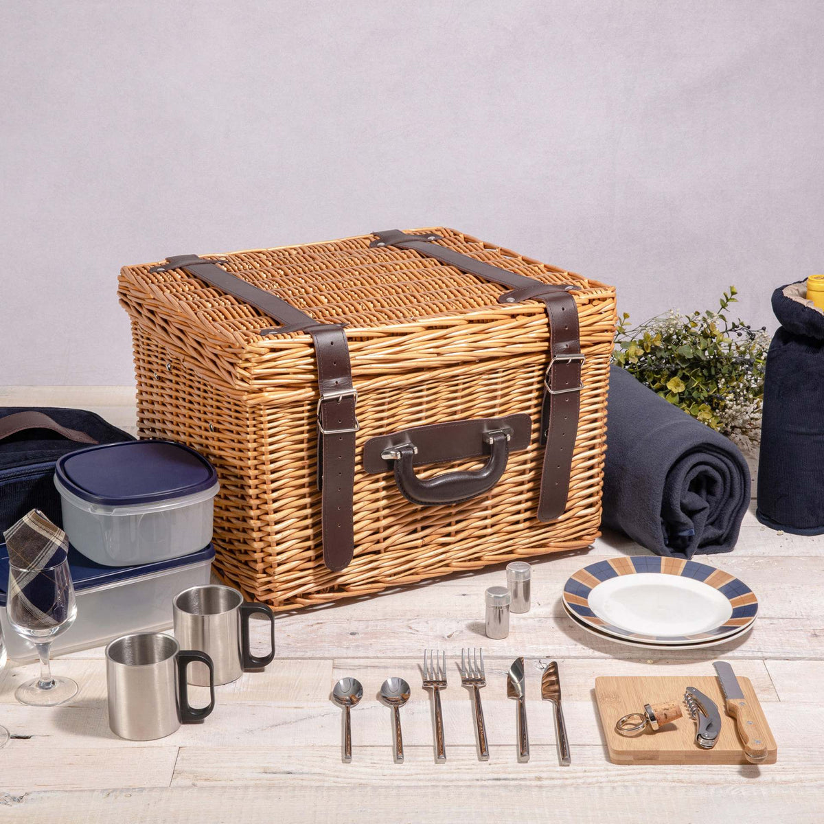 Women Luxury Picnic Basket with Extensive Equipment LoungeYard — product view 3