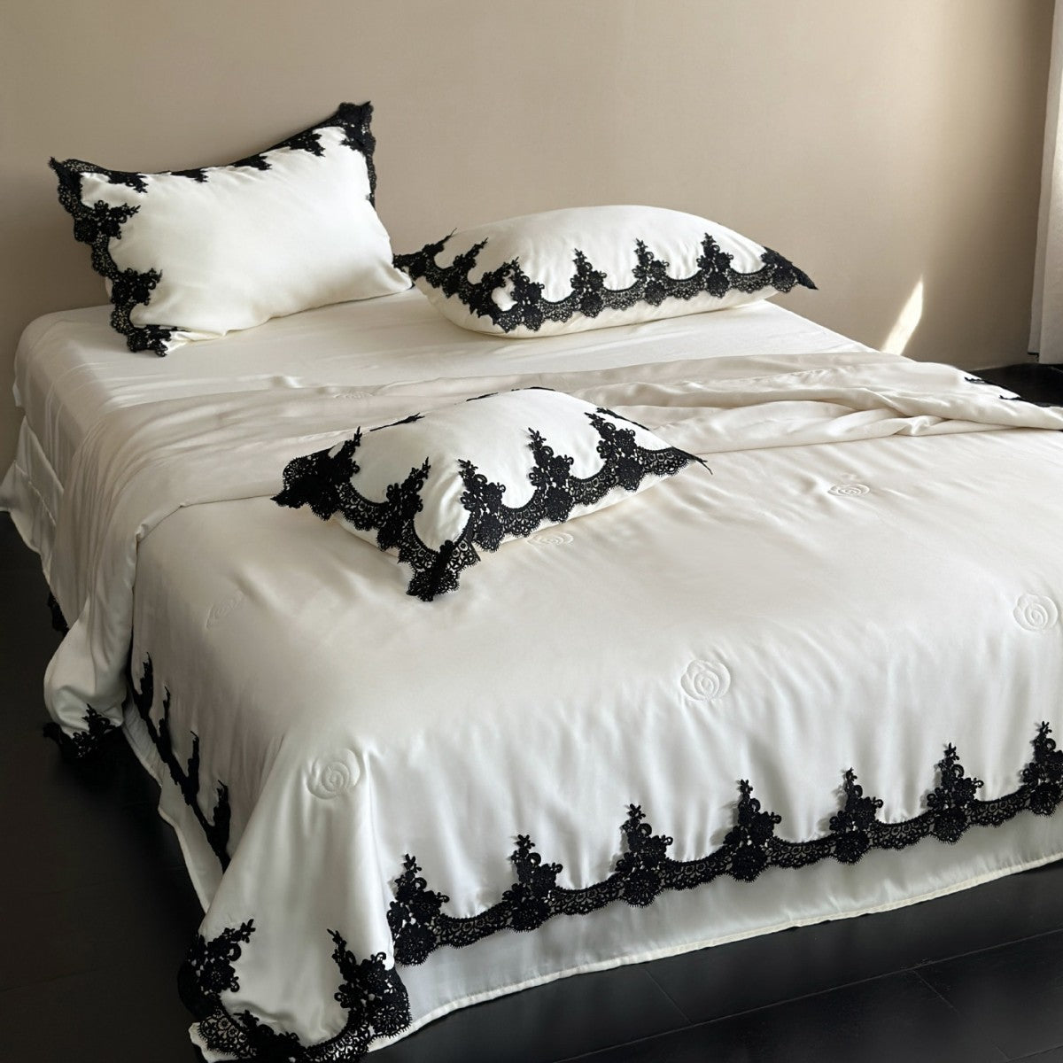 Elegant Satin Bedding Set — product view 3