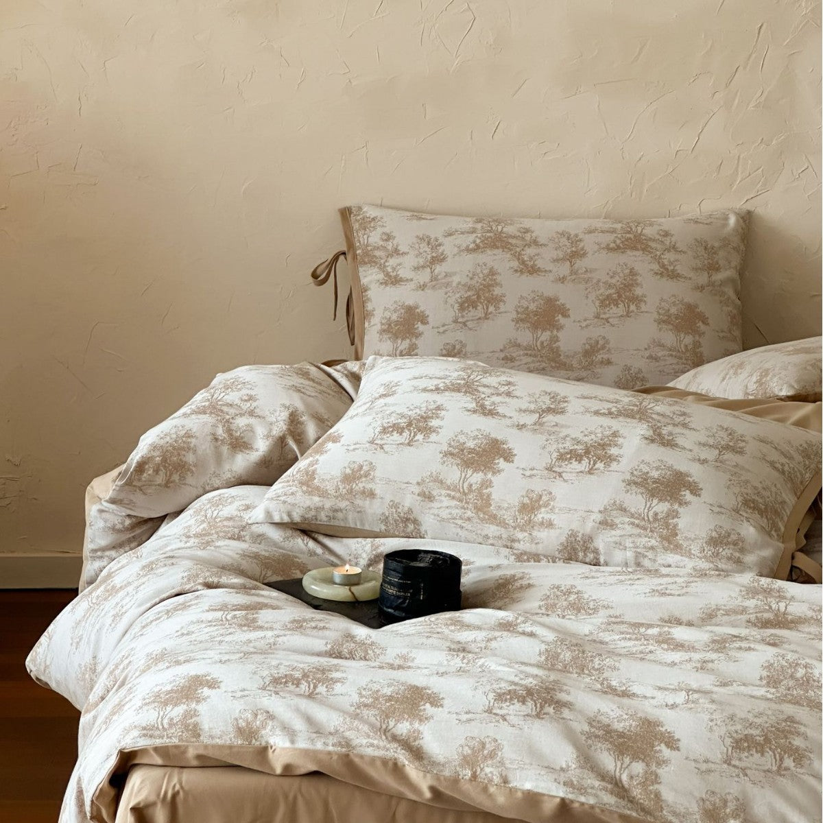 Designer bedding set made of cotton blend fabric with textured watercolor print and ties — product view 3