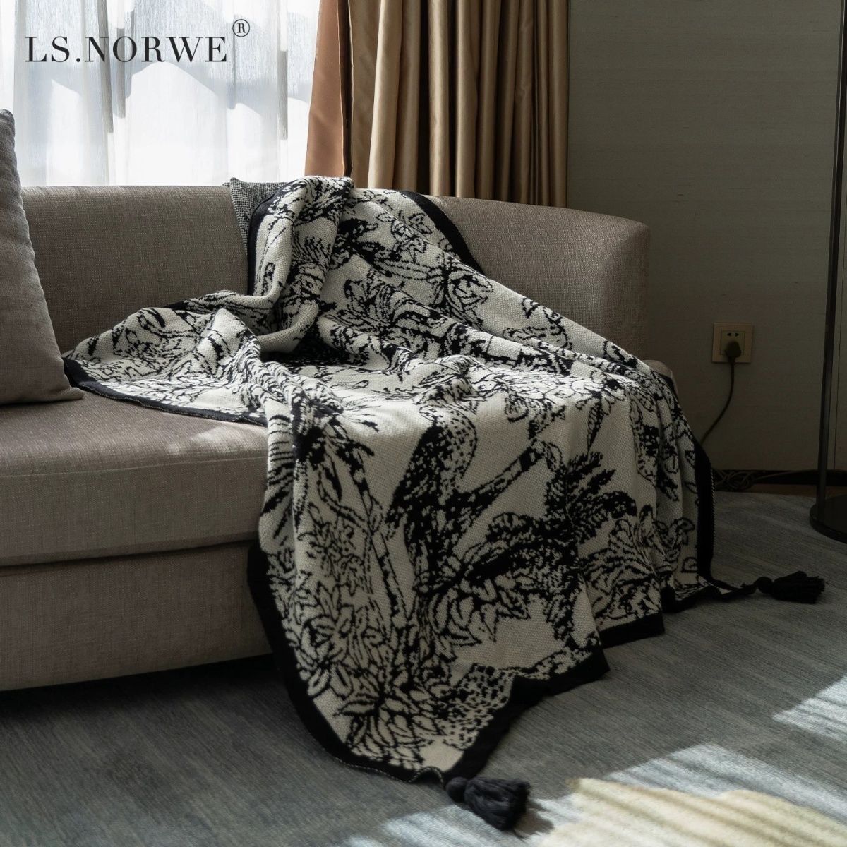 Decorative Floral Pattern Throw Blanket — product view 1