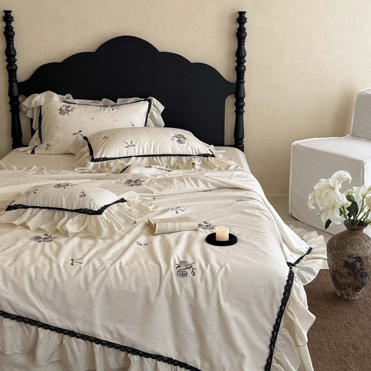 Bedding set linen look with rose embroidery, ruffle and contrasting lace trim — product view 4