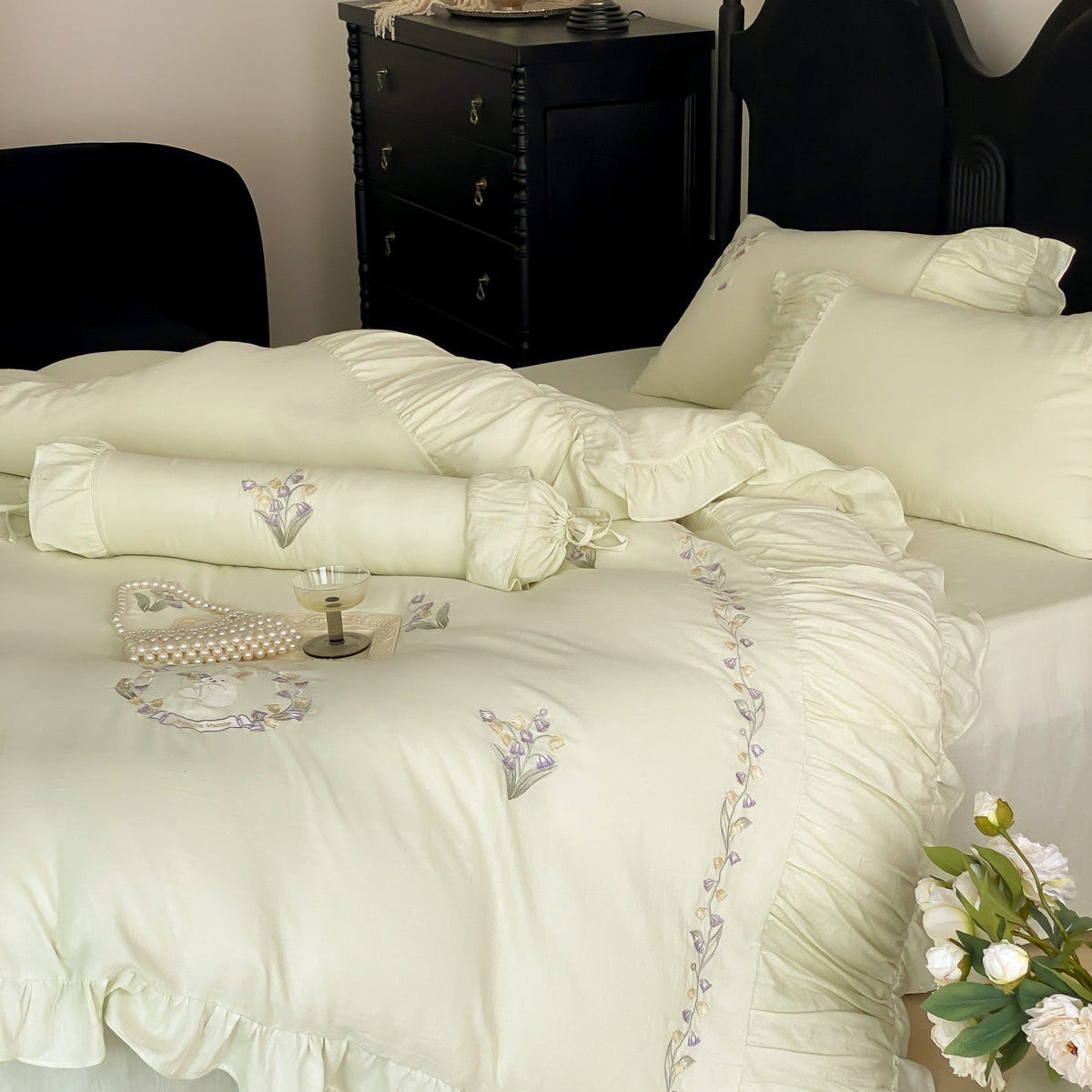 Premium bed linen set made of cotton percale with fine ruffle trim and embroidered calla motifs — product view 1