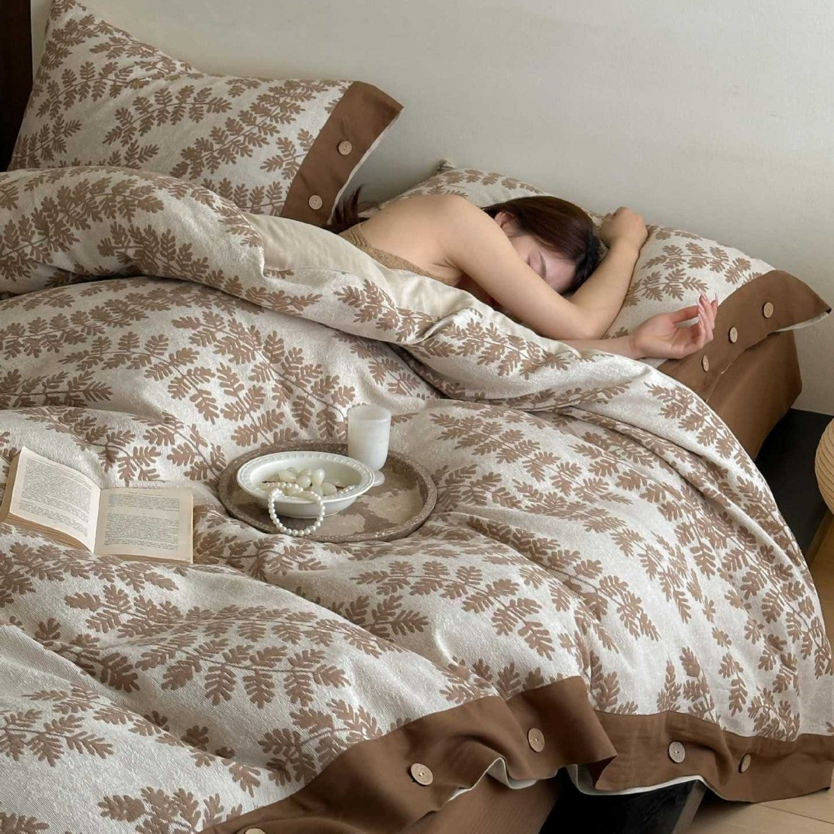 Bedding set made of cotton percale with leaf pattern and button placket — product view 3