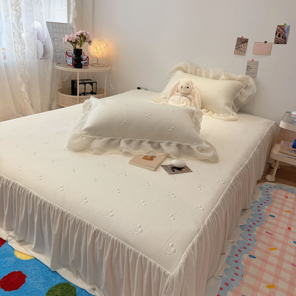 Quilted bedspread with ruffle and delicate floral quilting — product view 7