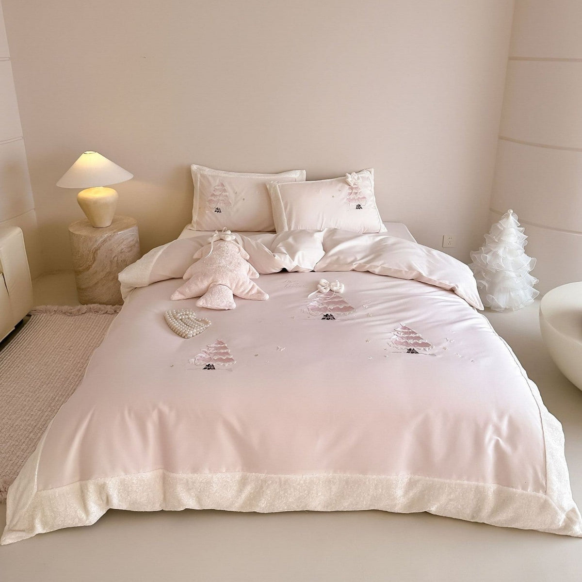 Cozy children's bedding set with 3D Christmas tree appliqué and velvet trim LoungeYard — product view 4