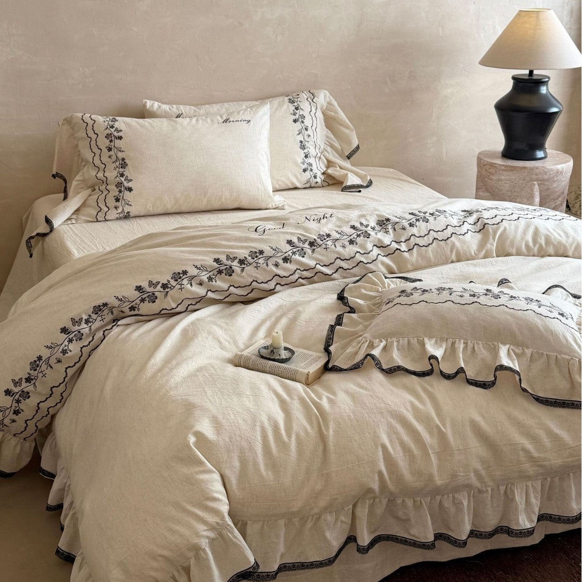 Bedding set with embroidered ruffles and linen look — product view 1
