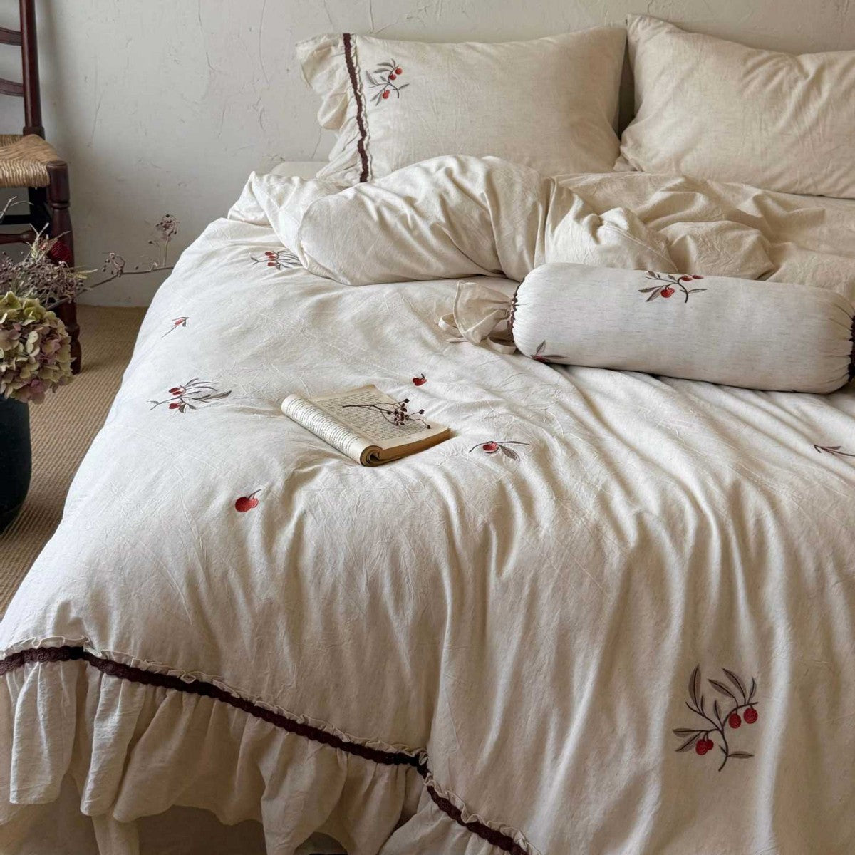Cotton-linen bed linen set with ruffled hem and embroidered berry designs — product view 5