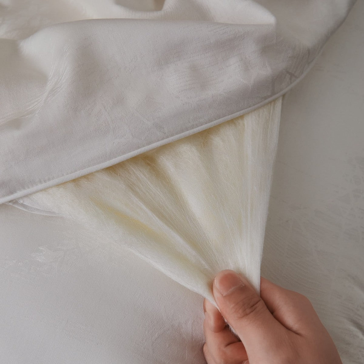 Quilted comfort duvet with fine jacquard structure and decorative button quilting — product view 4
