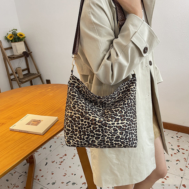Chic Animal Print Hobo Bag — product view 4