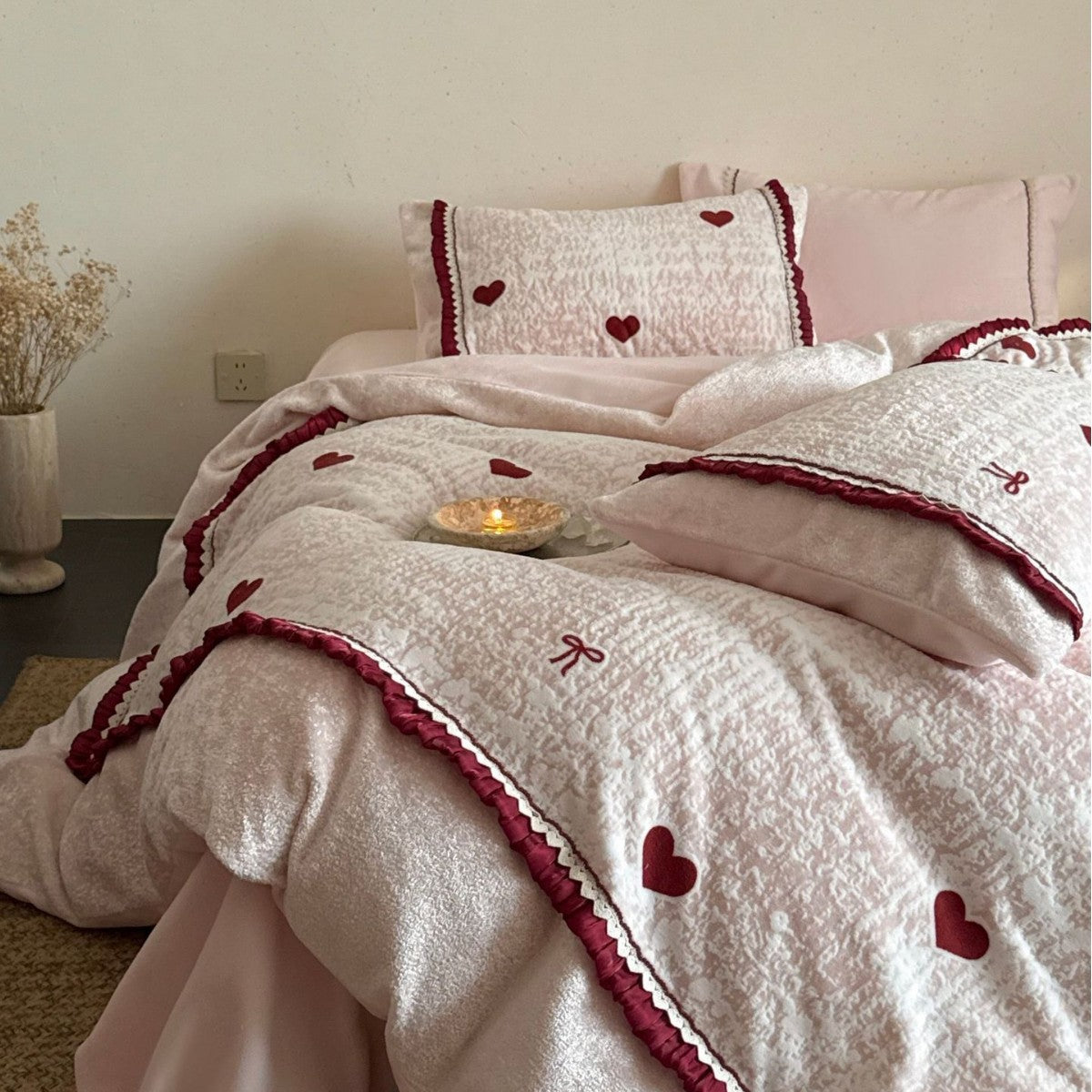 Quilted bedding set with heart and bow appliqué — product view 1