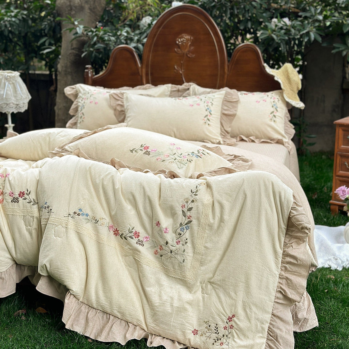 Embroidered linen-look bedding set with frill and romantic floral relief — product view 4