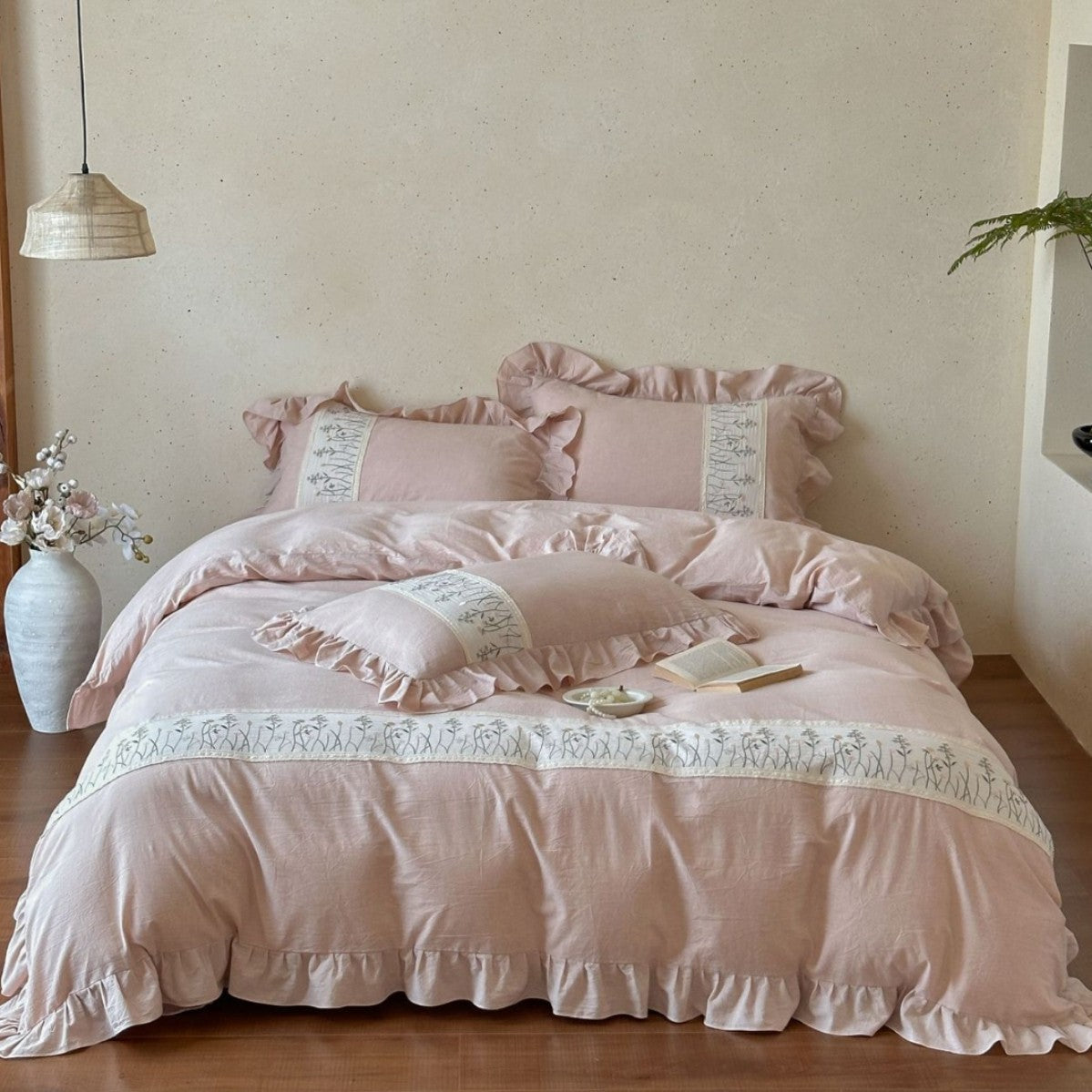 Romantic bedding set made of cotton-linen with ruffled frills and embroidered floral border — product view 5