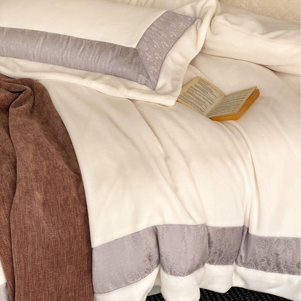 Luxurious cotton satin bedding set with quilted decorative border LoungeYard — product view 4