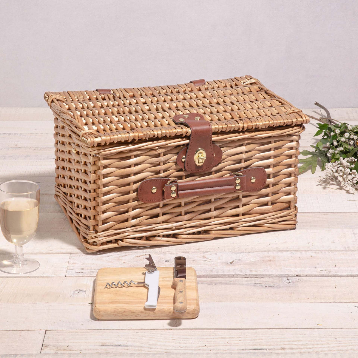 Women's picnic basket with integrated dish set and rustic design LoungeYard — product view 2