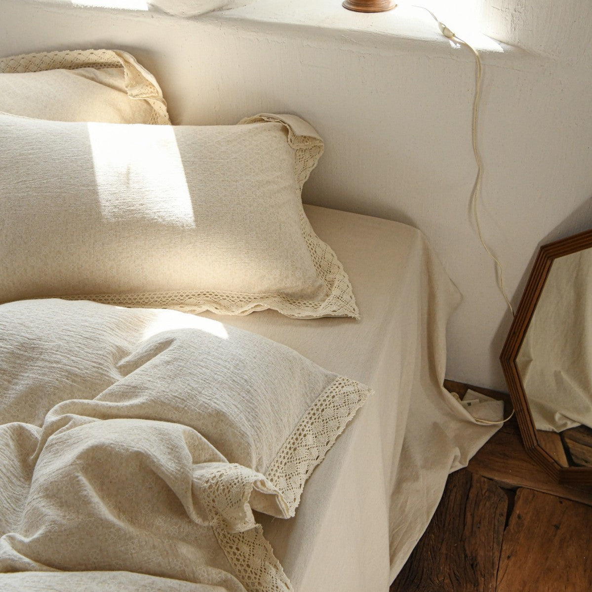 High-quality linen bedding set with lace trim & fitted sheet — product view 3