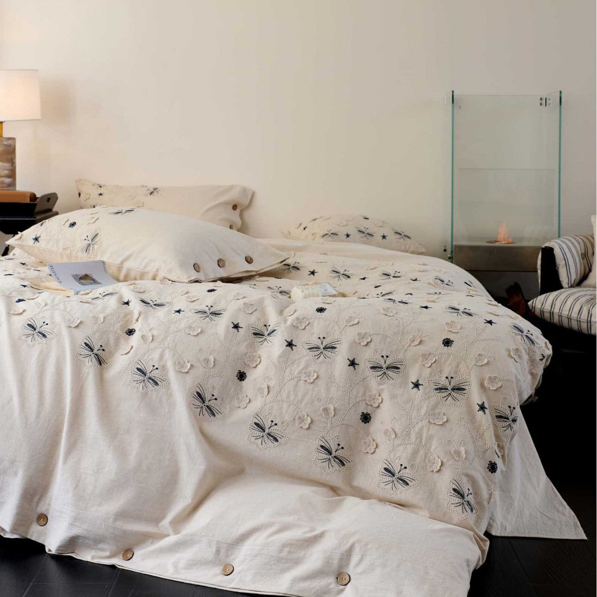 Embroidered cotton bedding set with wooden buttons and butterfly appliqués — product view 6