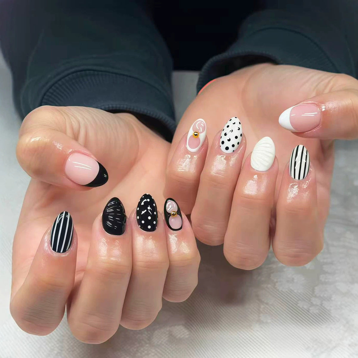Artistic Striped Press-On Nail Set — product view 1