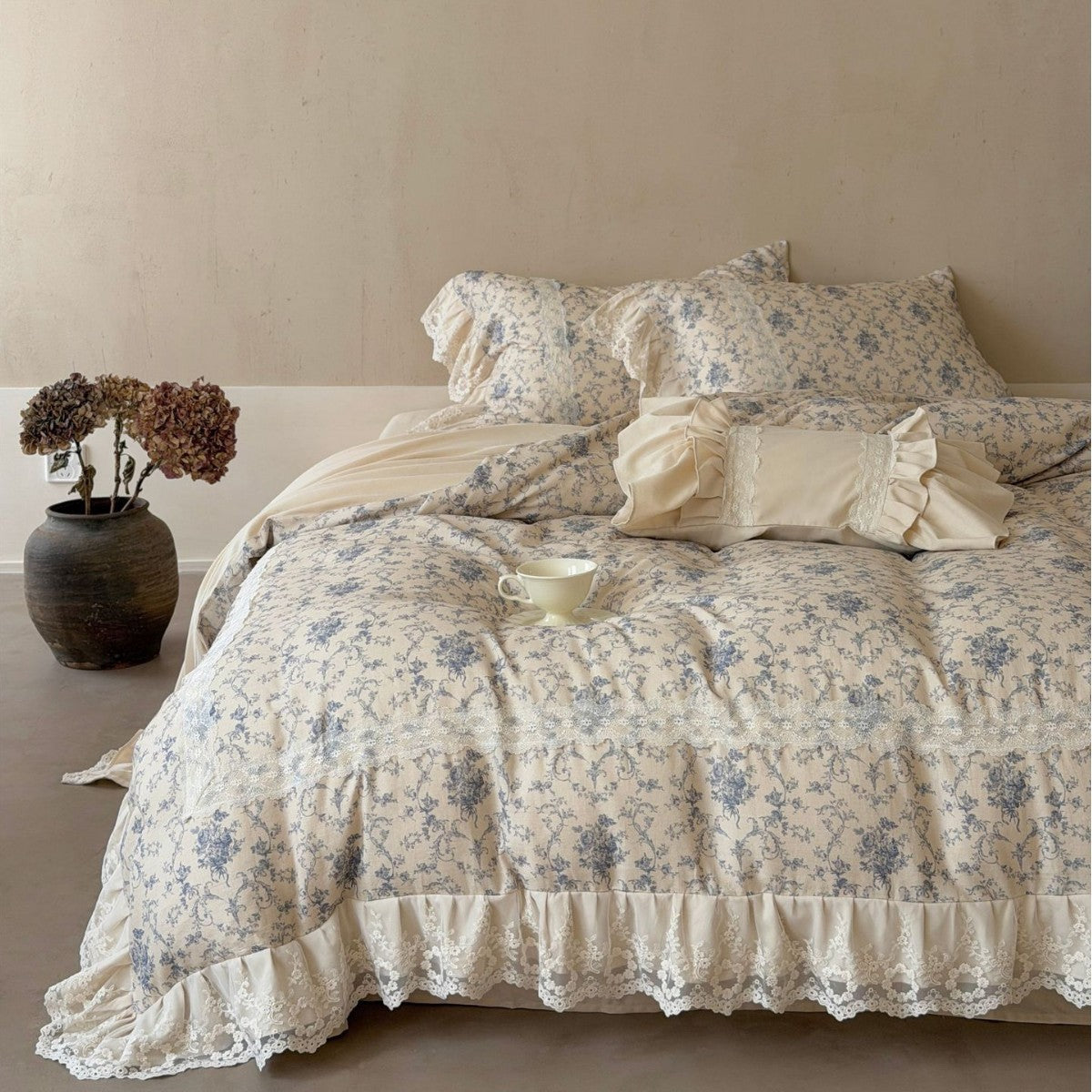 Cotton bedding set in vintage look with delicate floral pattern and lace ruffle — product view 1