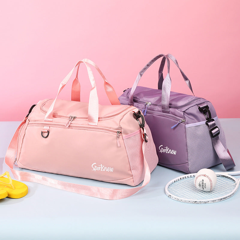 Sporty travel bag with multifunctional inner compartment LoungeYard — product view 1