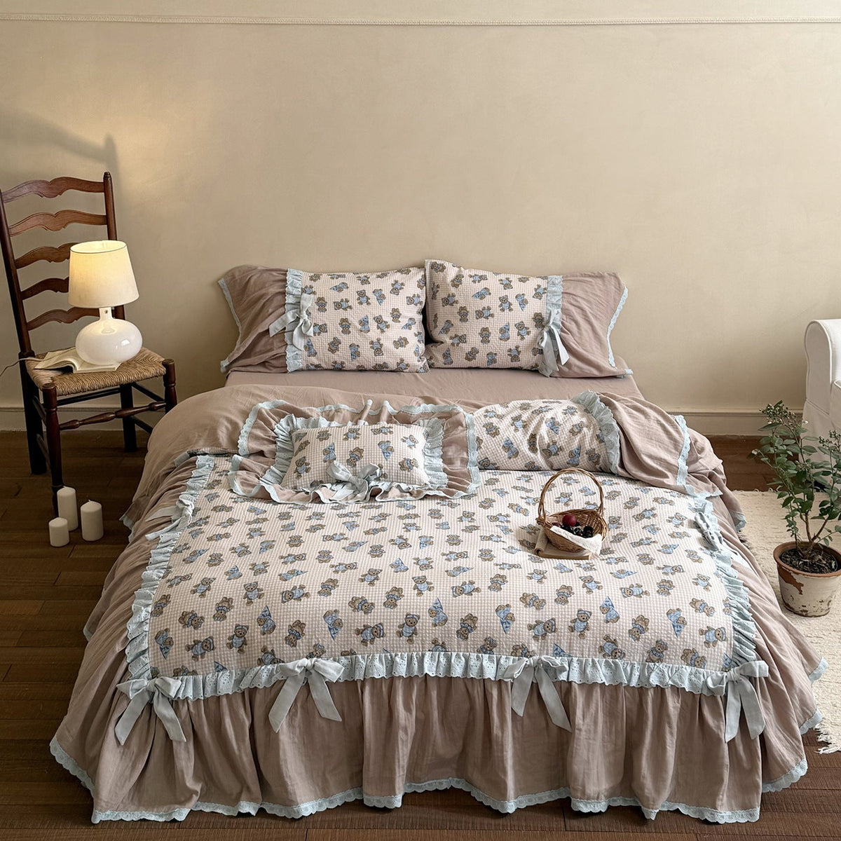 Quilted bedding set with teddy pattern, ruffle trim, and decorative bows — product view 6