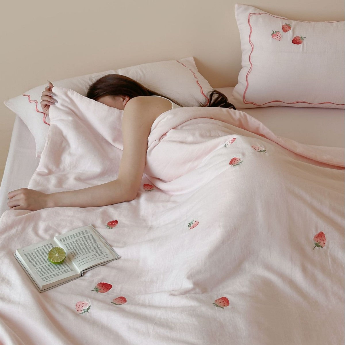 Light bedding set made of cotton percale with delicate floral embroidery — product view 3