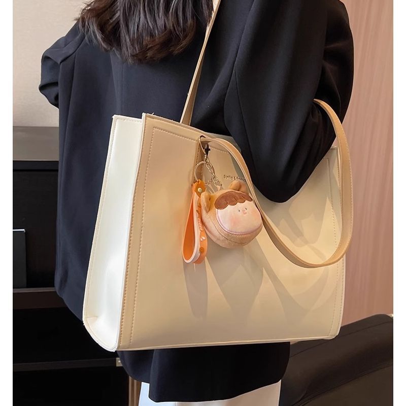 Minimalist Leather Tote Bag LoungeYard — product view 3