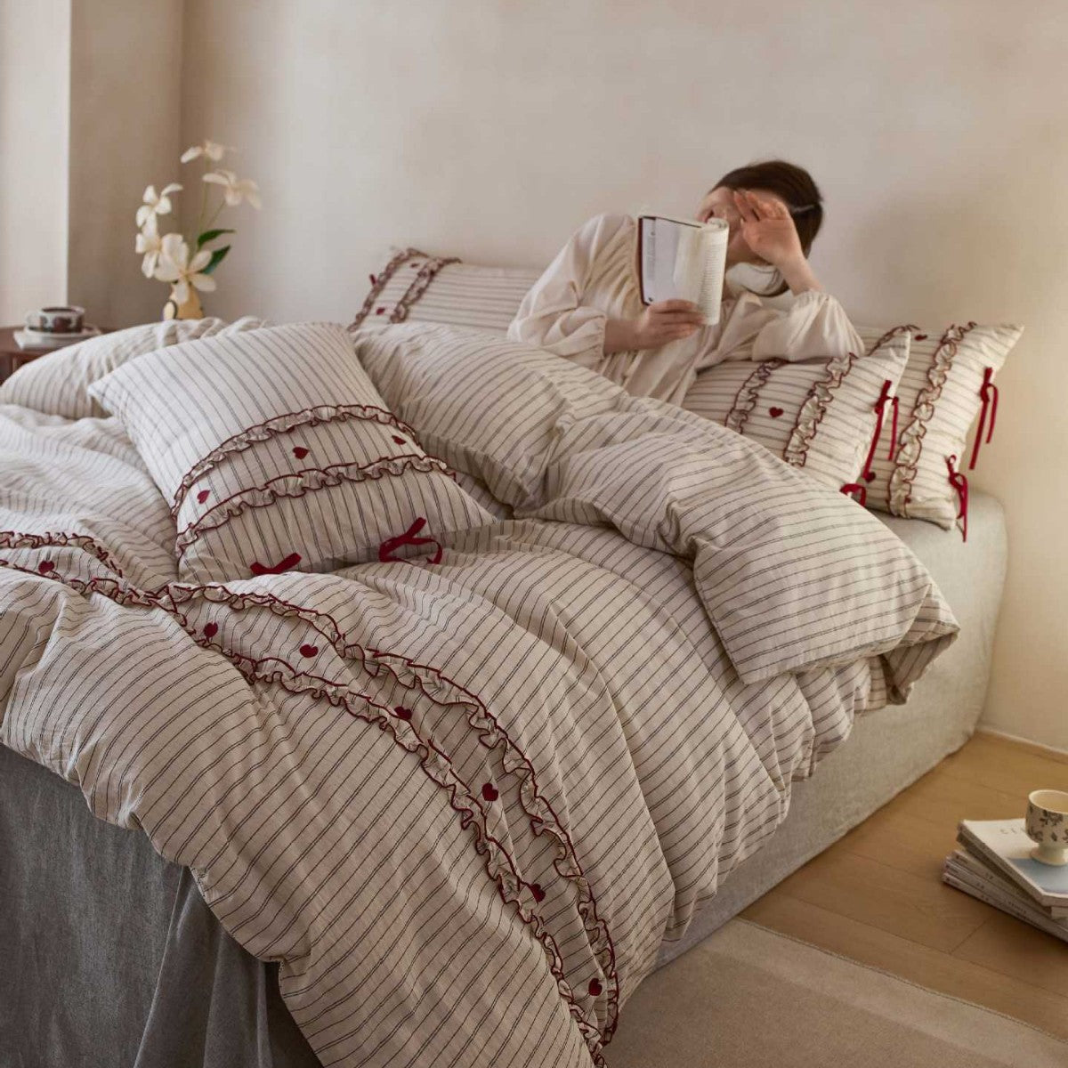 Striped bedding set with ruffles and heart applique — product view 4