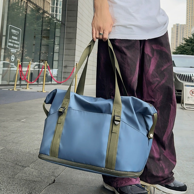 Sporty shoulder bag with water-repellent material and sturdy carrying handles LoungeYard — product view 2