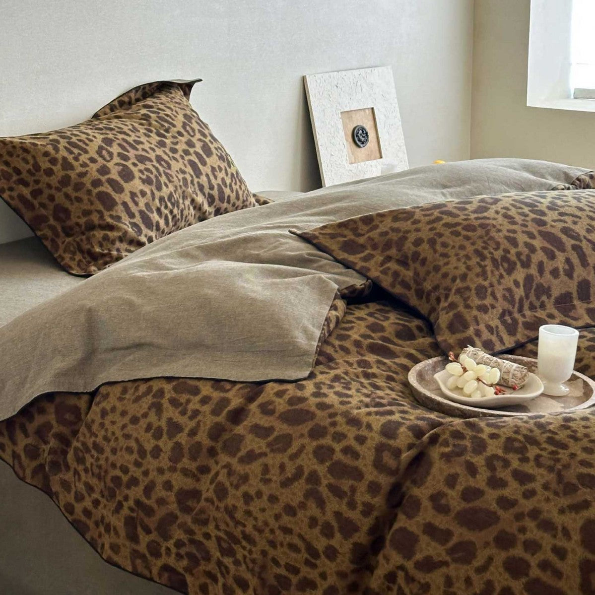 Reversible bedding set with natural leopard print — product view 1