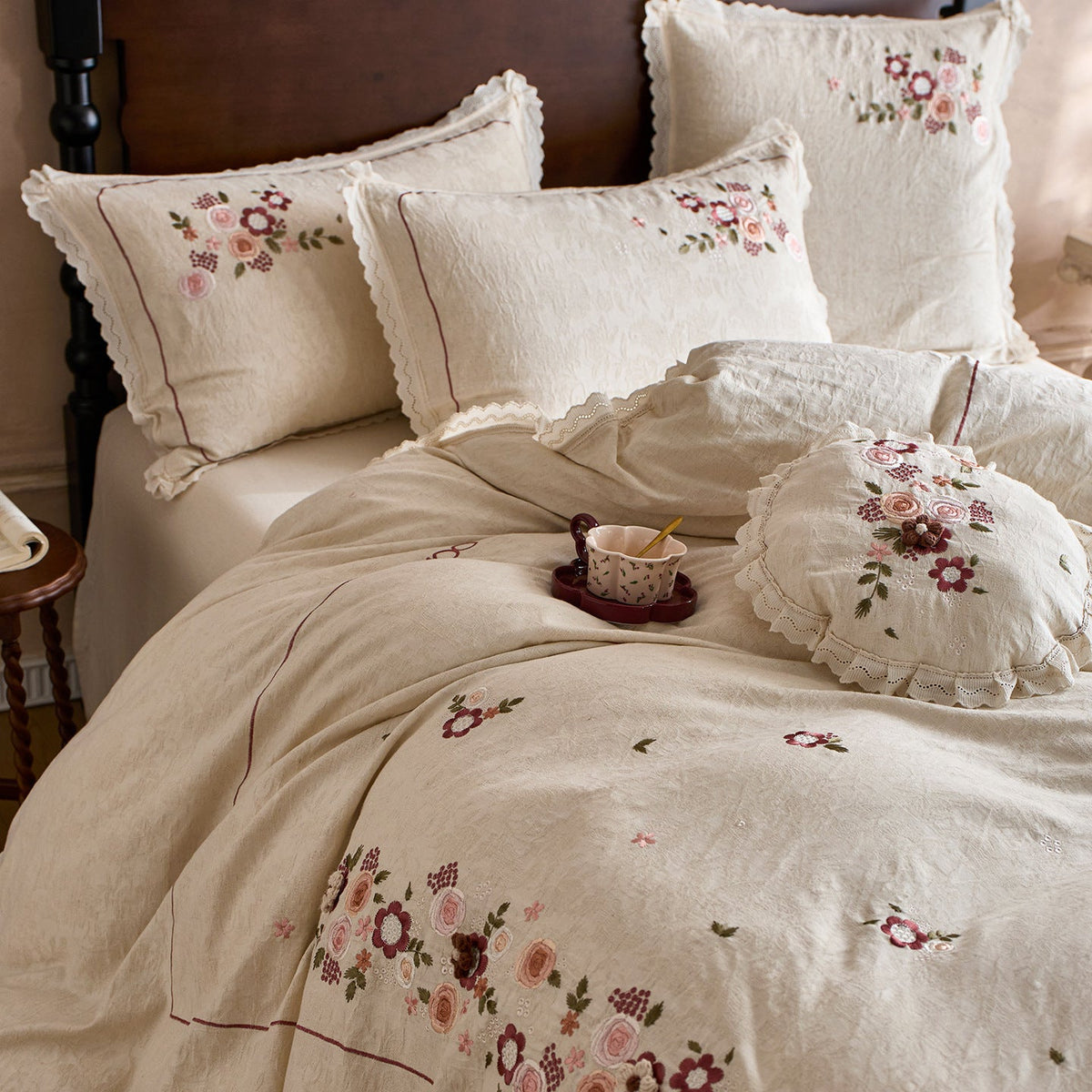 Romantic bedding set made of cotton-linen with floral embroidery and wavy hem — product view 1