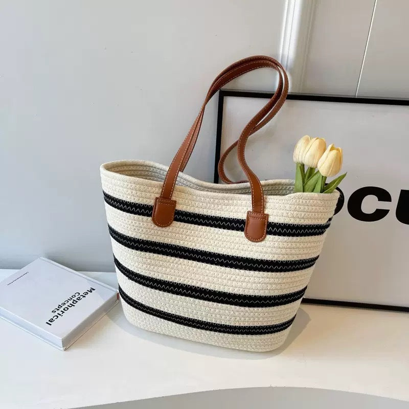 Stylish Beach Bag LoungeYard — product view 4