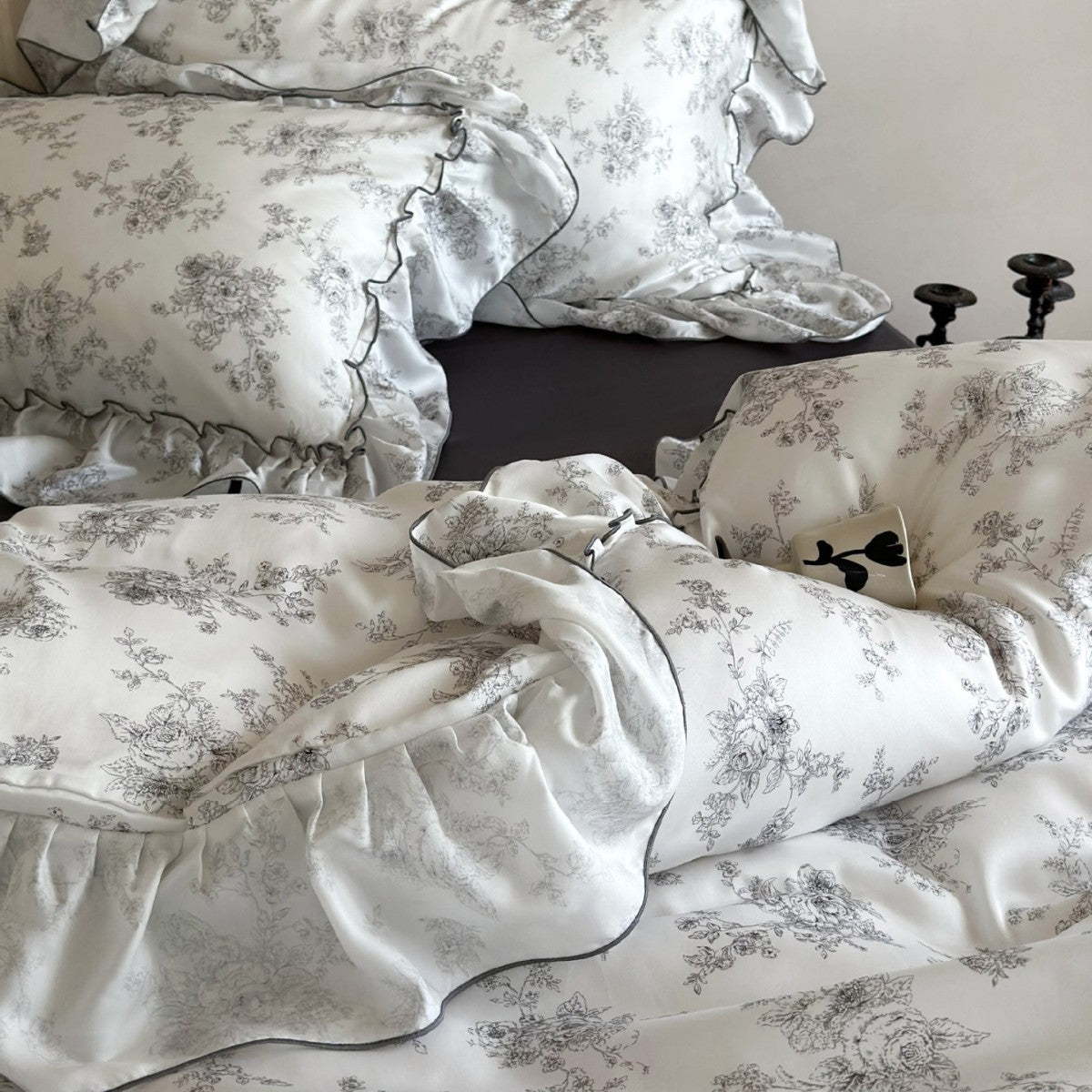 Elegant satin bedding set with ruffled edge and Toile-de-Jouy motif — product view 3
