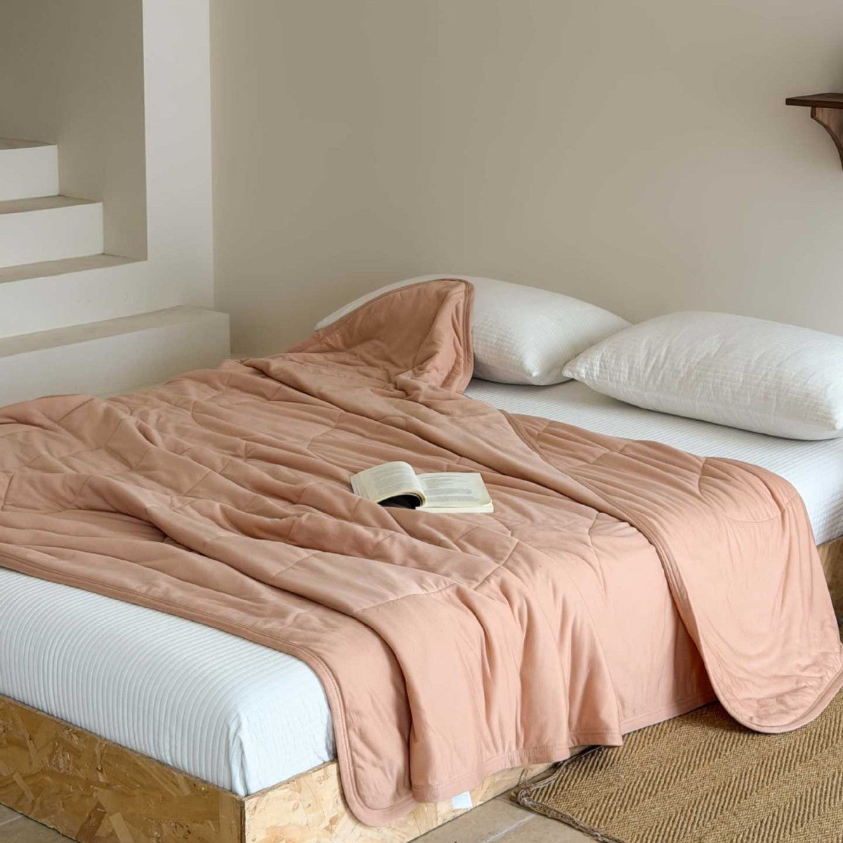 Reversible quilted bedspread with pillow covers made of breathable microfiber — product view 1