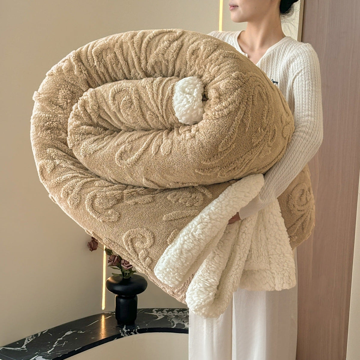 Plush Throw Blanket LoungeYard — product view 6