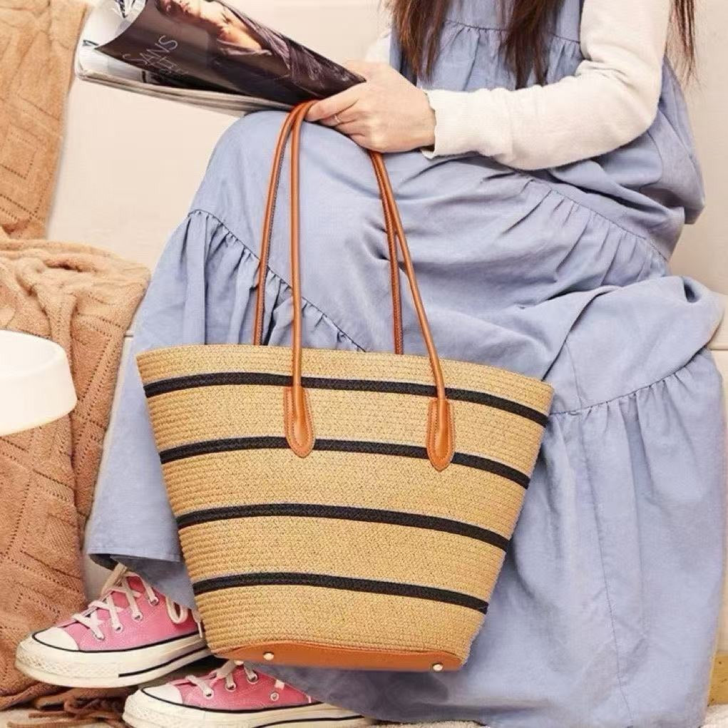 Sleek beach bag with matching sun hat LoungeYard — product view 2