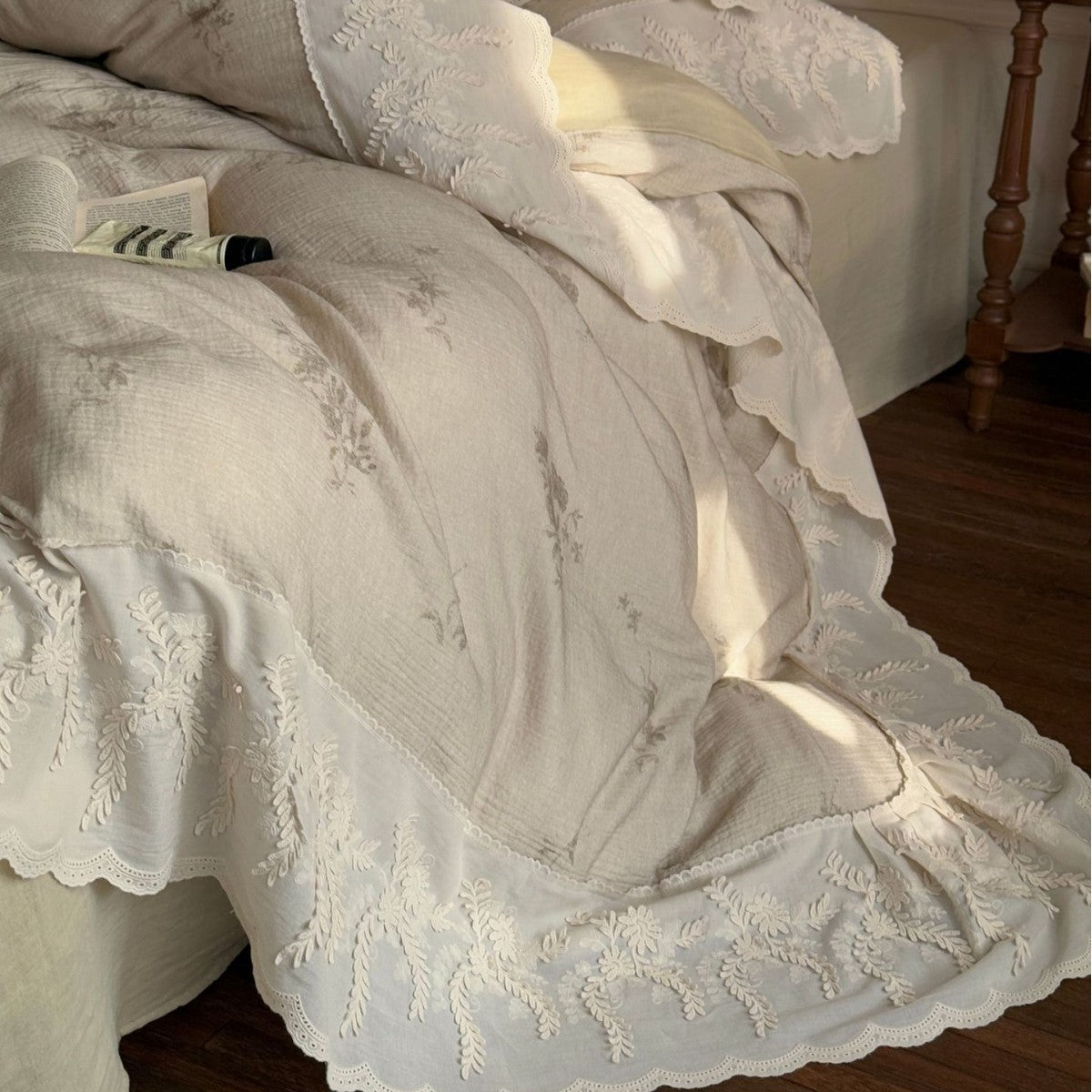 Romantic embroidered bedding set made of cotton-linen with lace frill — product view 4