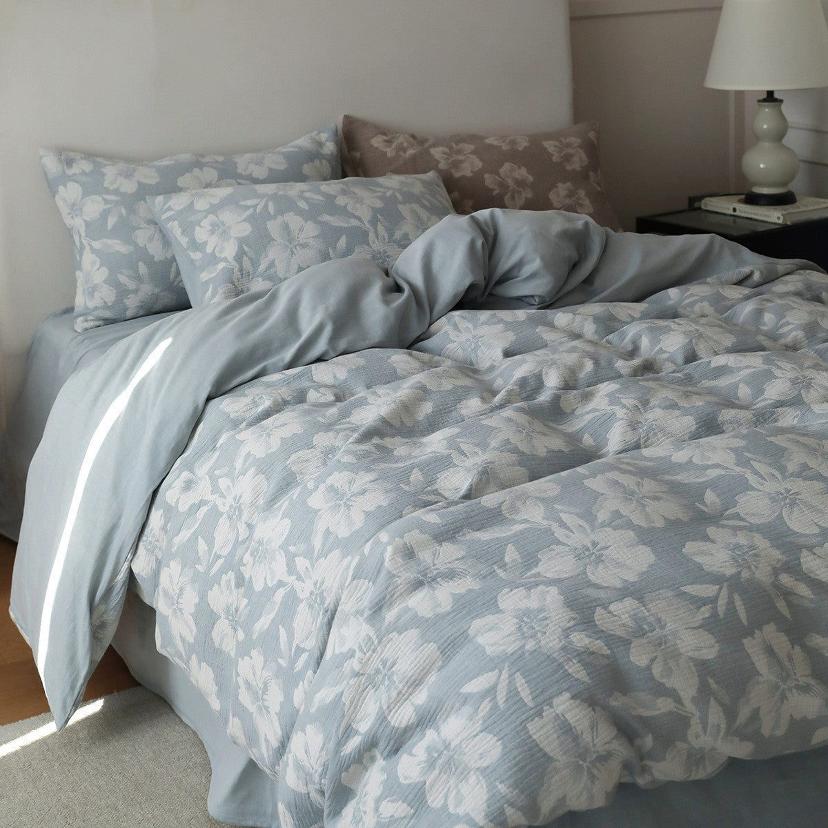Luxurious cotton bedding set with quilted floral pattern — product view 6
