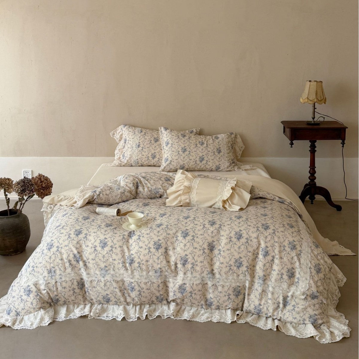 Cotton bedding set in vintage look with delicate floral pattern and lace ruffle — product view 4