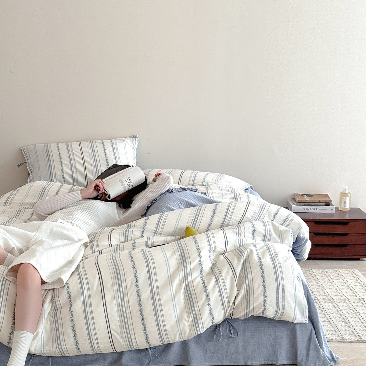 Striped bedding set in linen look with reversible function and tie band closure — product view 1