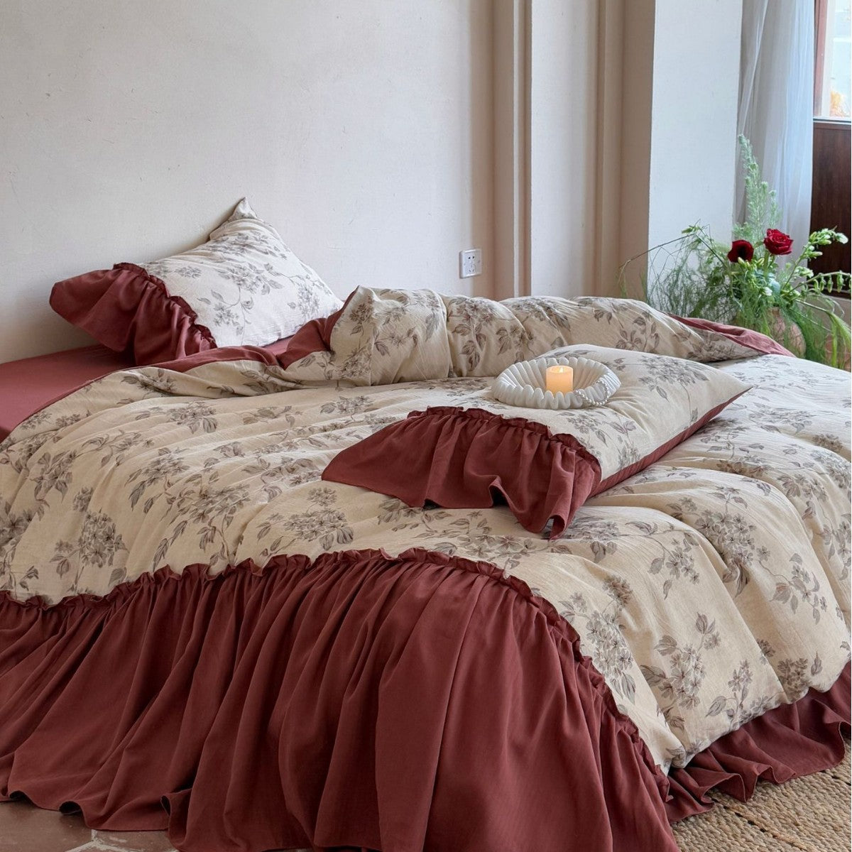 Romantic duvet cover set with ruffle and vintage floral pattern — product view 3