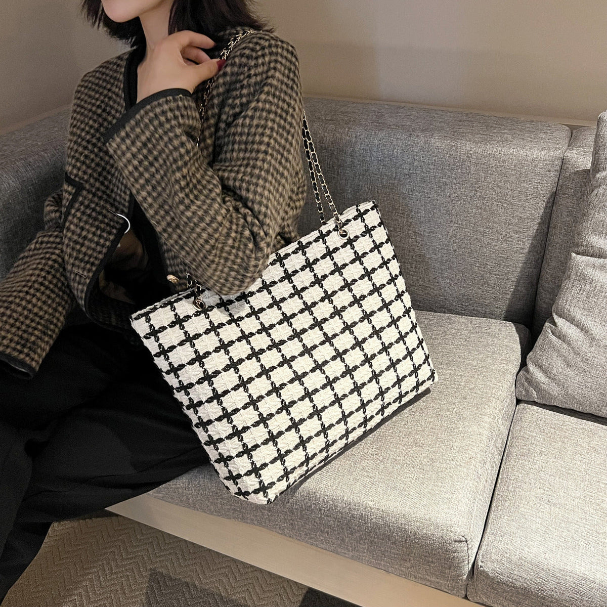 Chic Geometric Pattern Tote Bag — product view 2