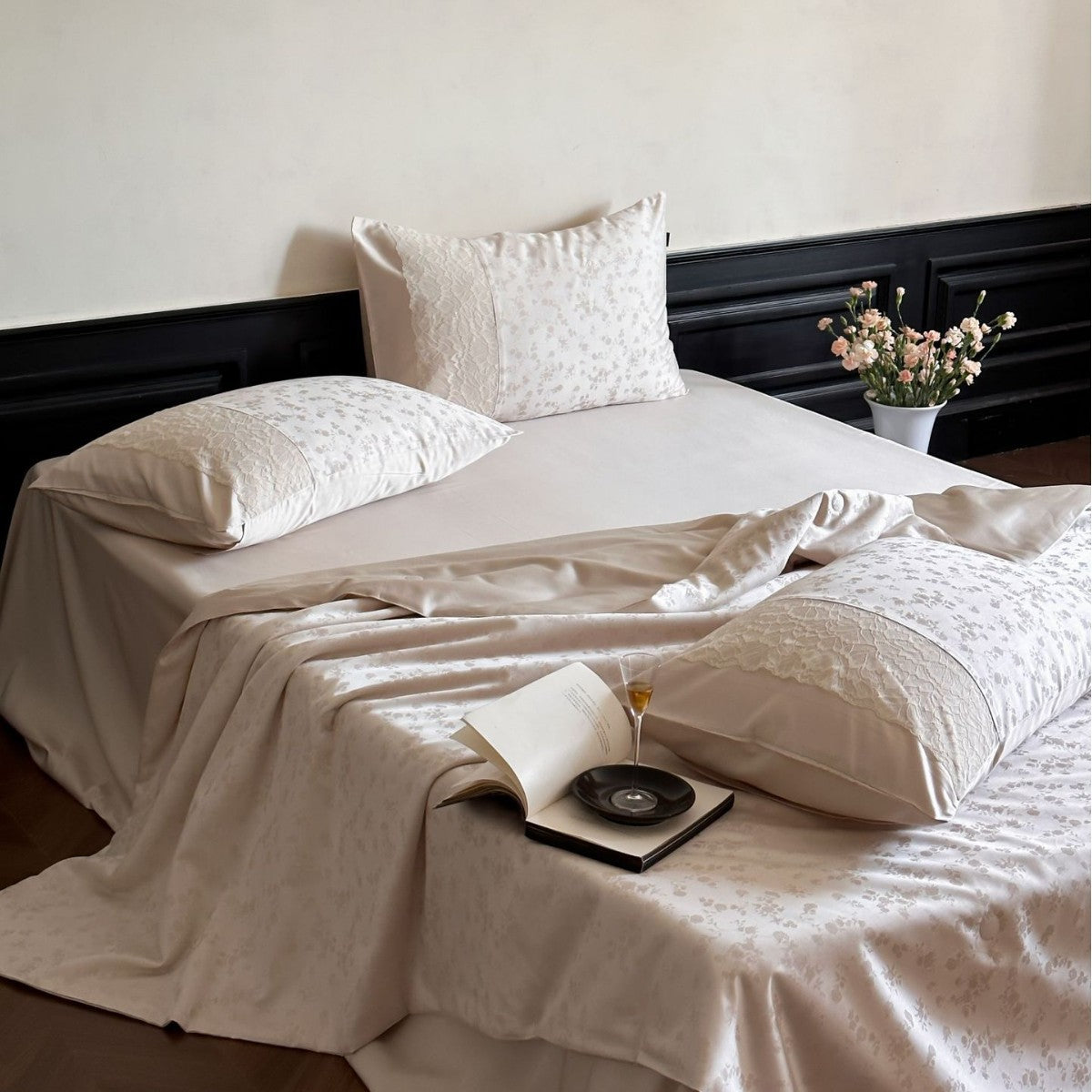 Luxurious satin bedding set with lace appliqué and jacquard pattern — product view 4