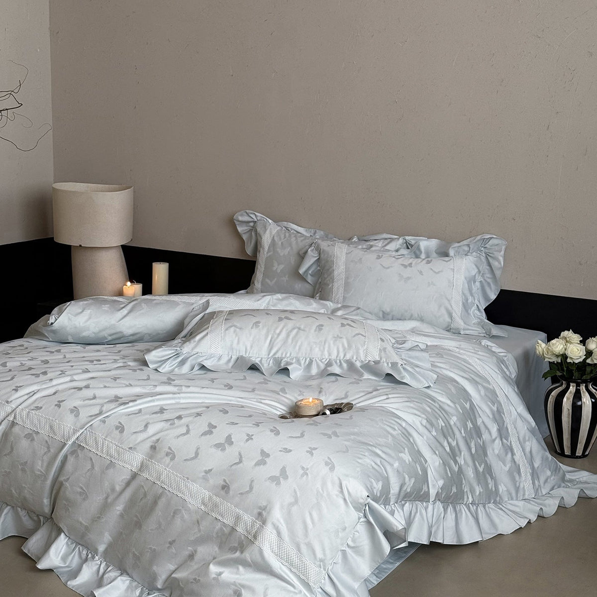 Jacquard bedding set with ruffles and fine decorative seam — product view 2