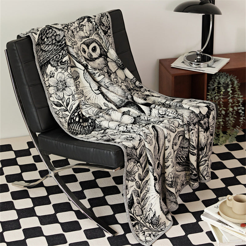 Cozy throw blanket with detailed jacquard animal motif — product view 2