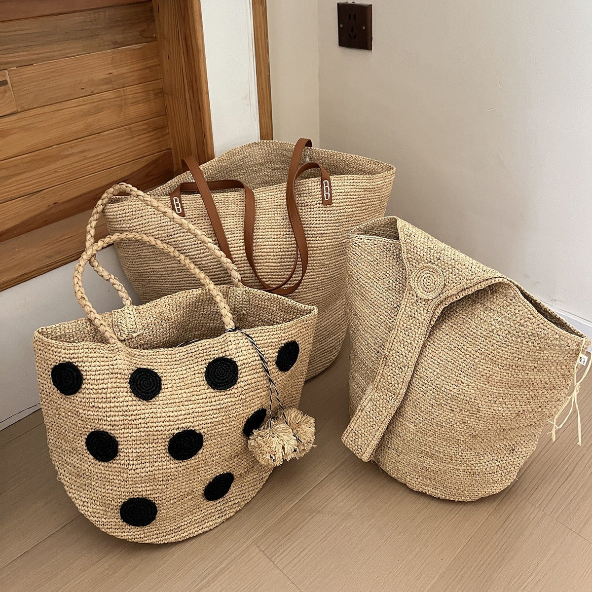 Handcrafted straw bag with soft lining LoungeYard — product view 3