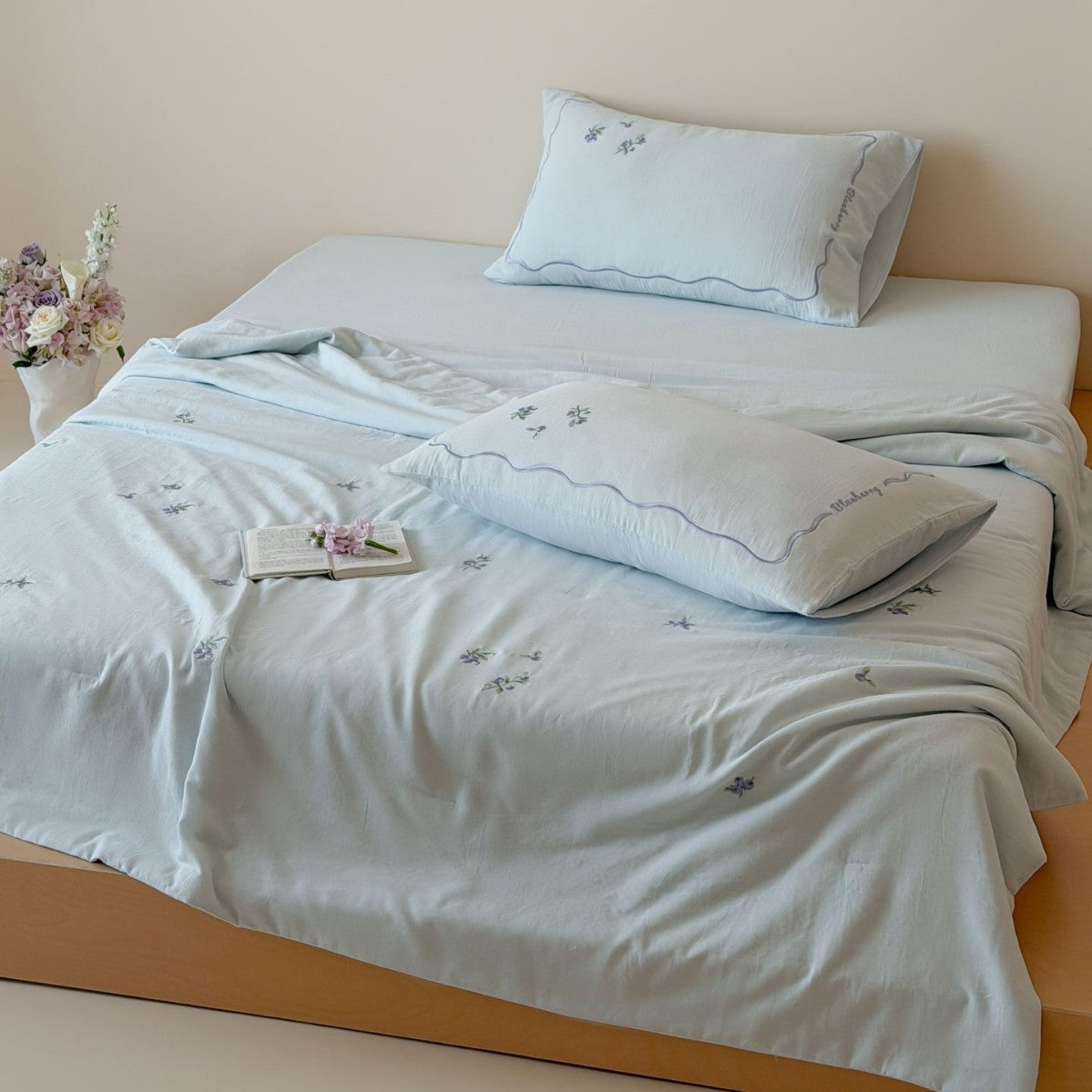 Light bedding set made of cotton percale with delicate floral embroidery — product view 6