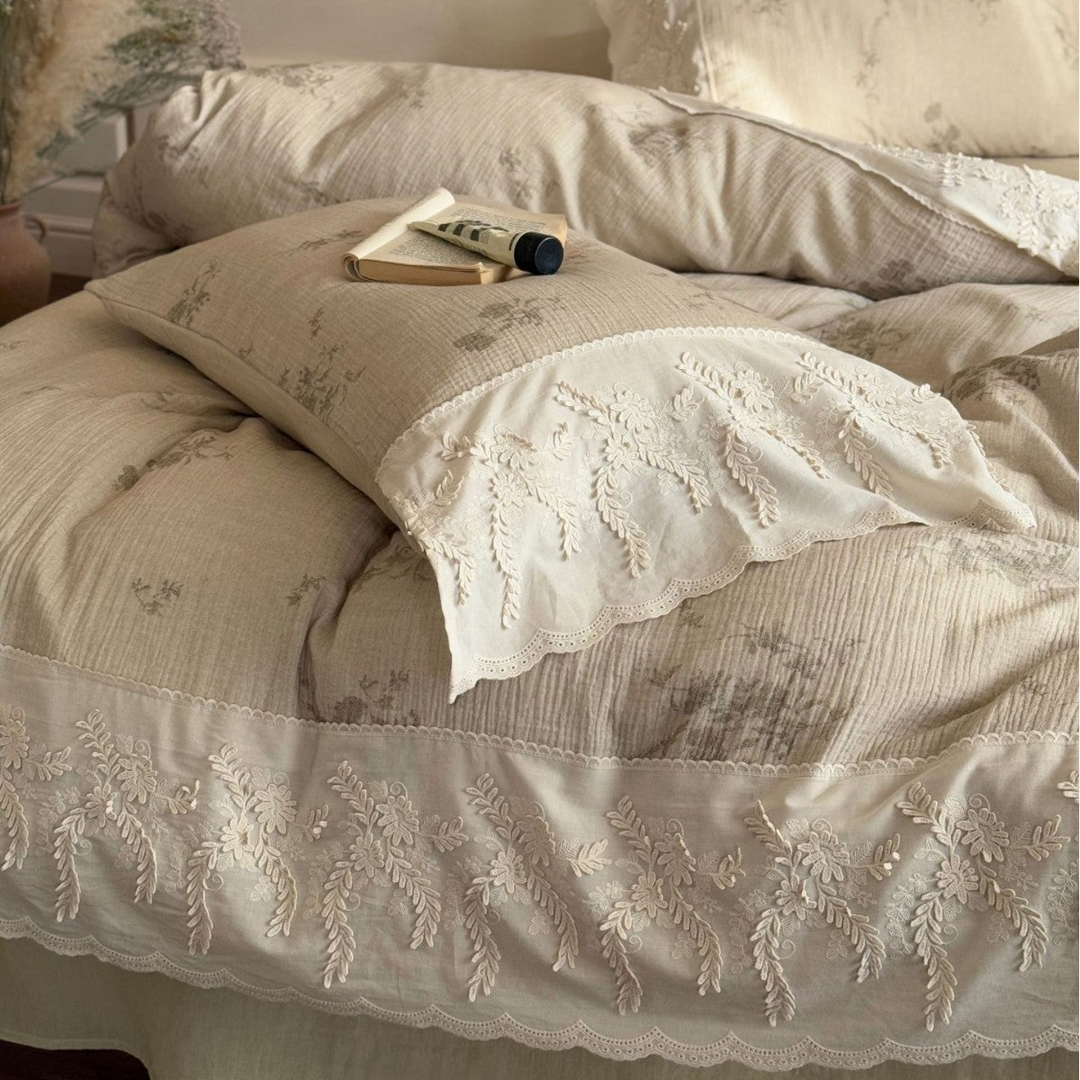 Romantic embroidered bedding set made of cotton-linen with lace frill — product view 3