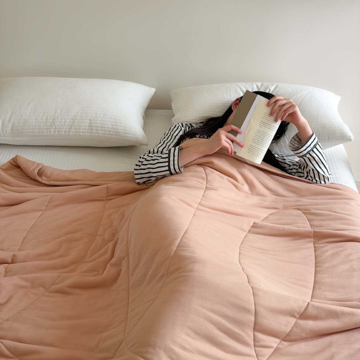 Reversible quilted bedspread with pillow covers made of breathable microfiber — product view 4
