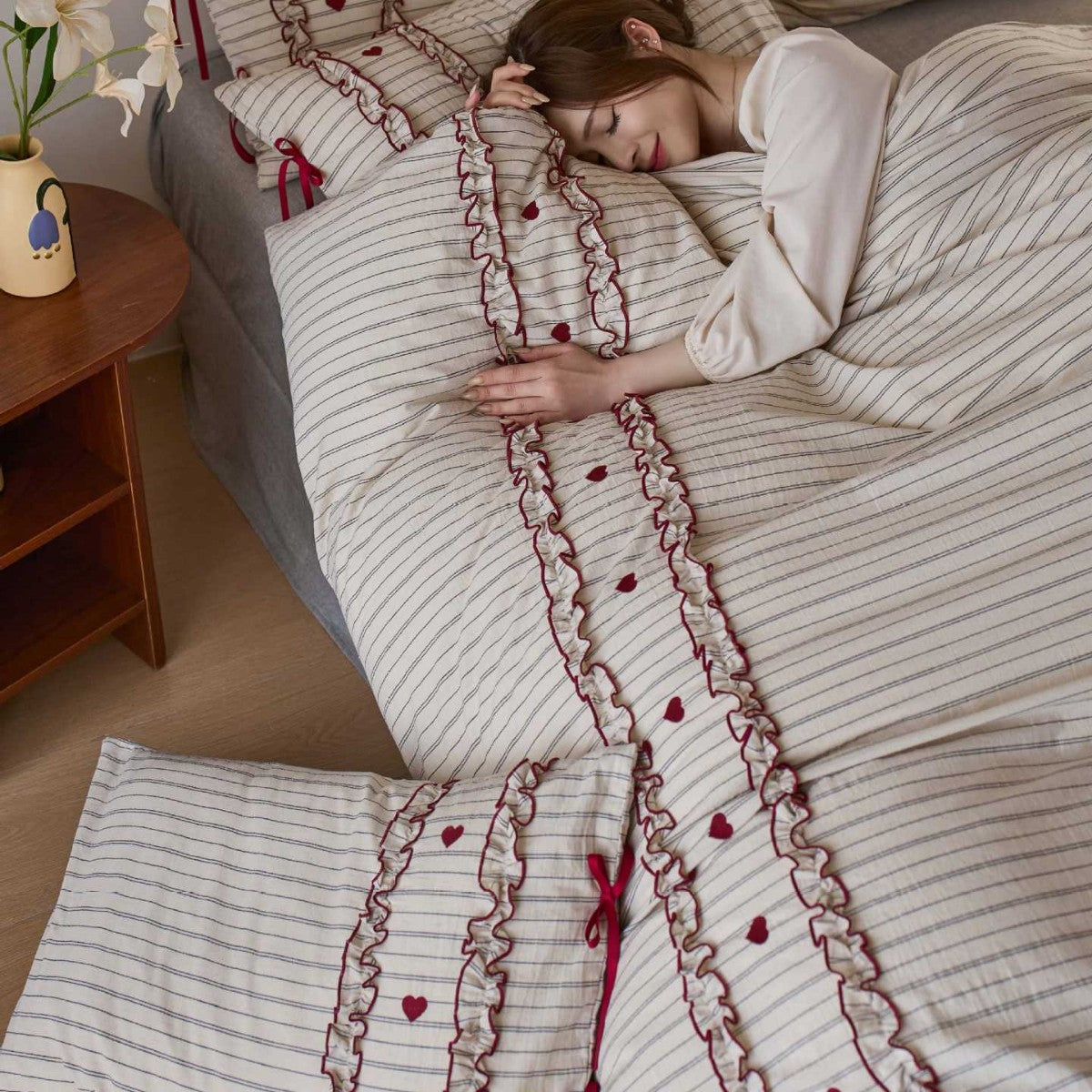 Striped bedding set with ruffles and heart applique — product view 2