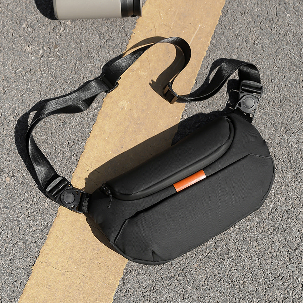 Sporty shoulder bag with versatile storage LoungeYard — product view 2